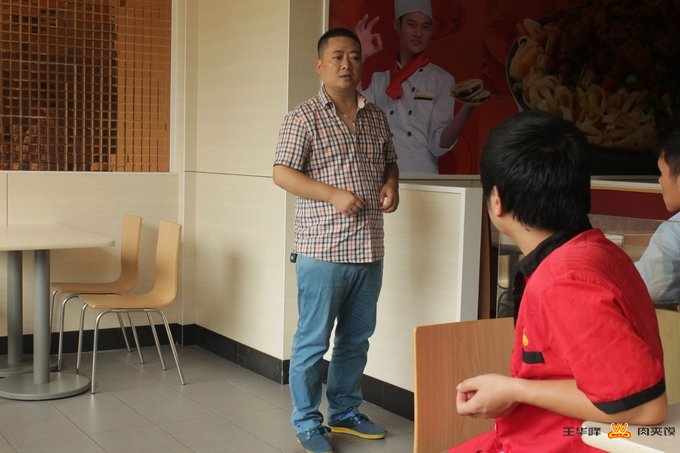 公司总经理王华峰先生亲自培训员工(图6)